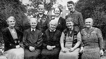 Foto von 8 Frauen, Schwarz-Weiß 