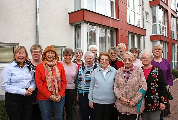 Foto einer Gruppe von Frauen vor dem Elisabeth-Maas-Haus
